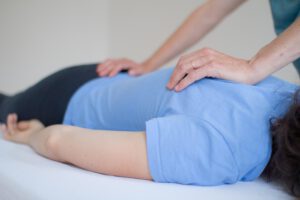 Körpertherapie Faszienarbeit am Rücken
