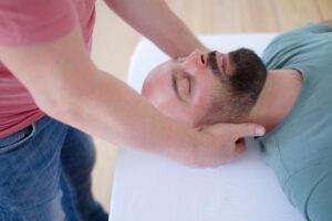 Körpertherapie Sitzung zur Behandlung von Spannungskopfschmerzen