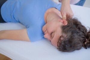 Körpertherapie Sitzung zur Behandlung von Kopfschmerzen und Migräne