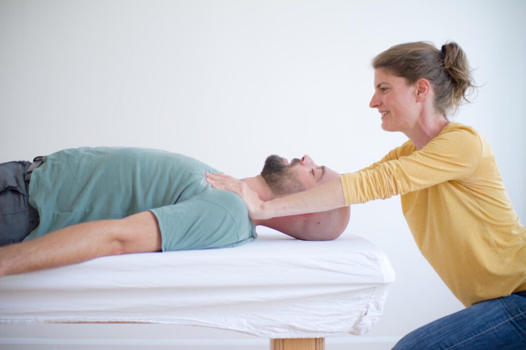 Körpertherapie Sitzung bei Schulter- und Nackenschmerzen