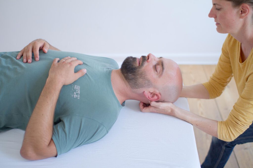 Körpertherapie Sitzung zur Behandlung von Halswirbelsäulensyndrom (HWS Syndrom)