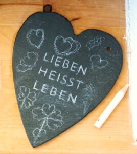 Kleine Tafel in Herzform in der Praxis für Körpertherapie in Ettenheimweiler