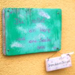 Körpertherapie Psychotherapie Freiburg Ettenheim Heilpraktikerin Praxis (5) Selbstgemaltes grünes Holzschild Körpertherapie Praxis in Ettenheimweiler