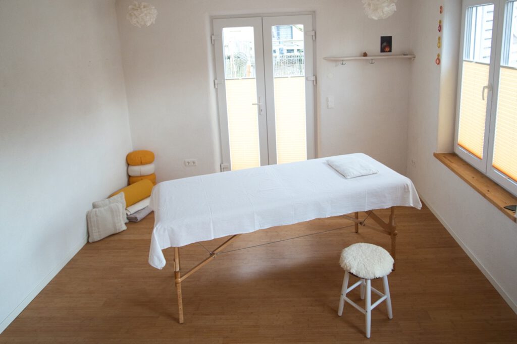 Praxisraum in Ettenheimweiler mit Liege und Kissen für Termine für Körpertherapie
