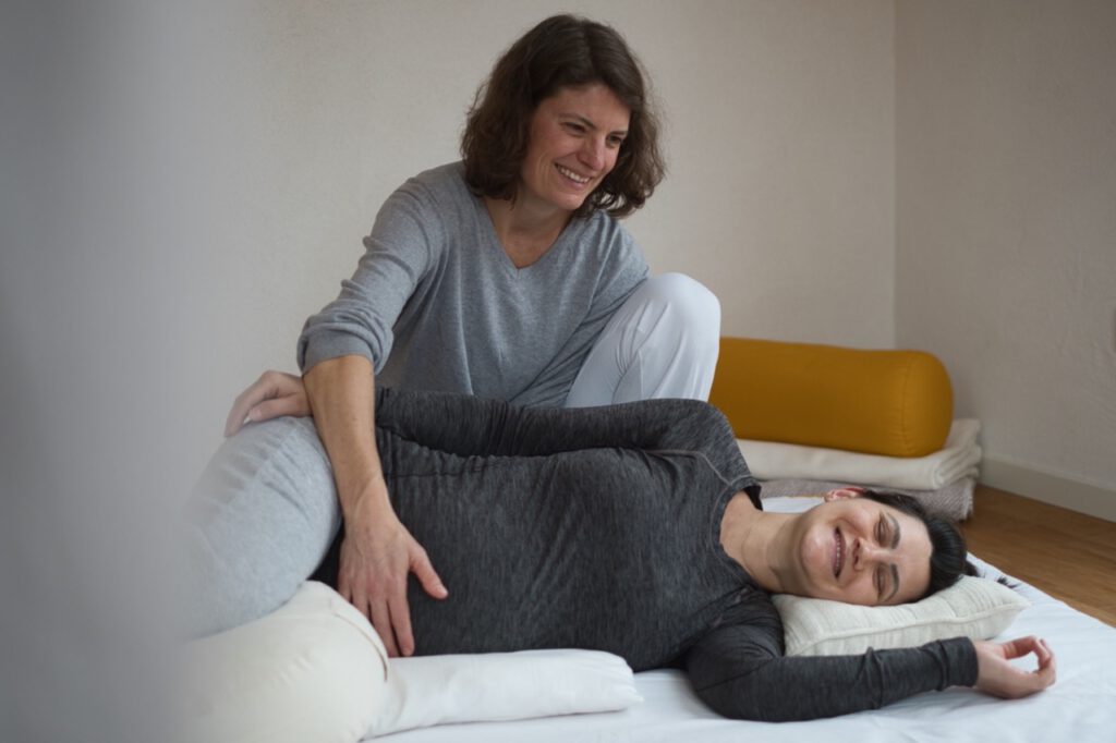 Shiatsu für Schwangere Massage am Boden in Freiburg, Ettenheim und Berlin